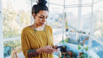Crecer dinero Chica con móvil